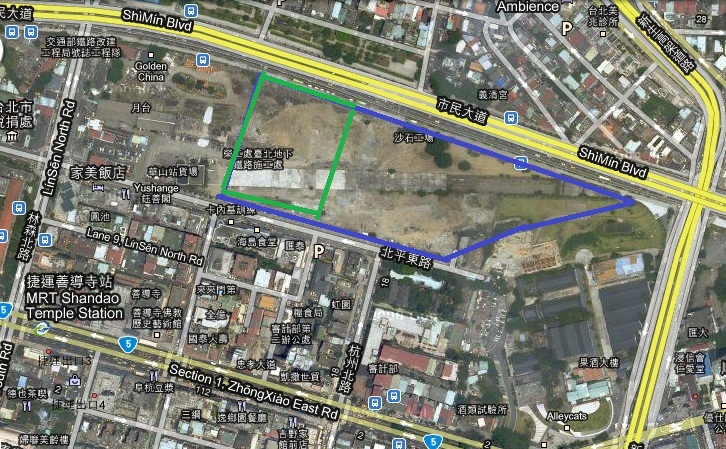 Walking path around ZhongXiao Street